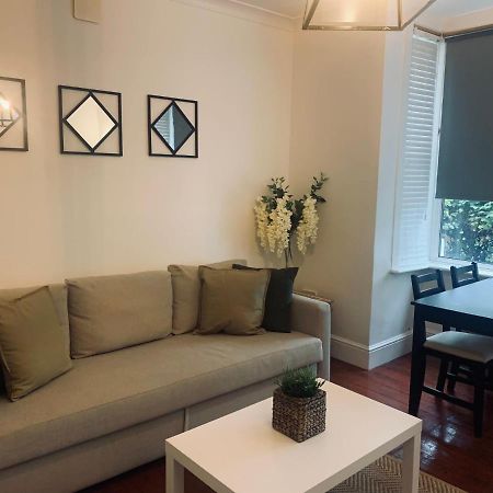 Unique 2 Bedroom Apartment In London/ Excel / Olympic City Close To Central Line Tube Station With Gated Parking Space Exterior foto