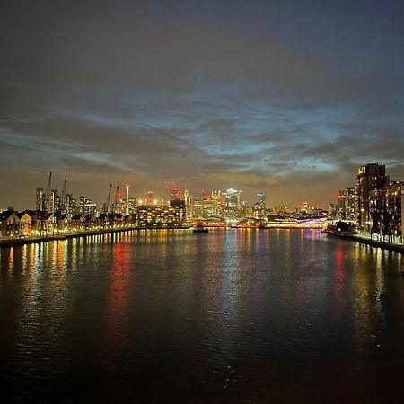 Unique 2 Bedroom Apartment In London/ Excel / Olympic City Close To Central Line Tube Station With Gated Parking Space Exterior foto