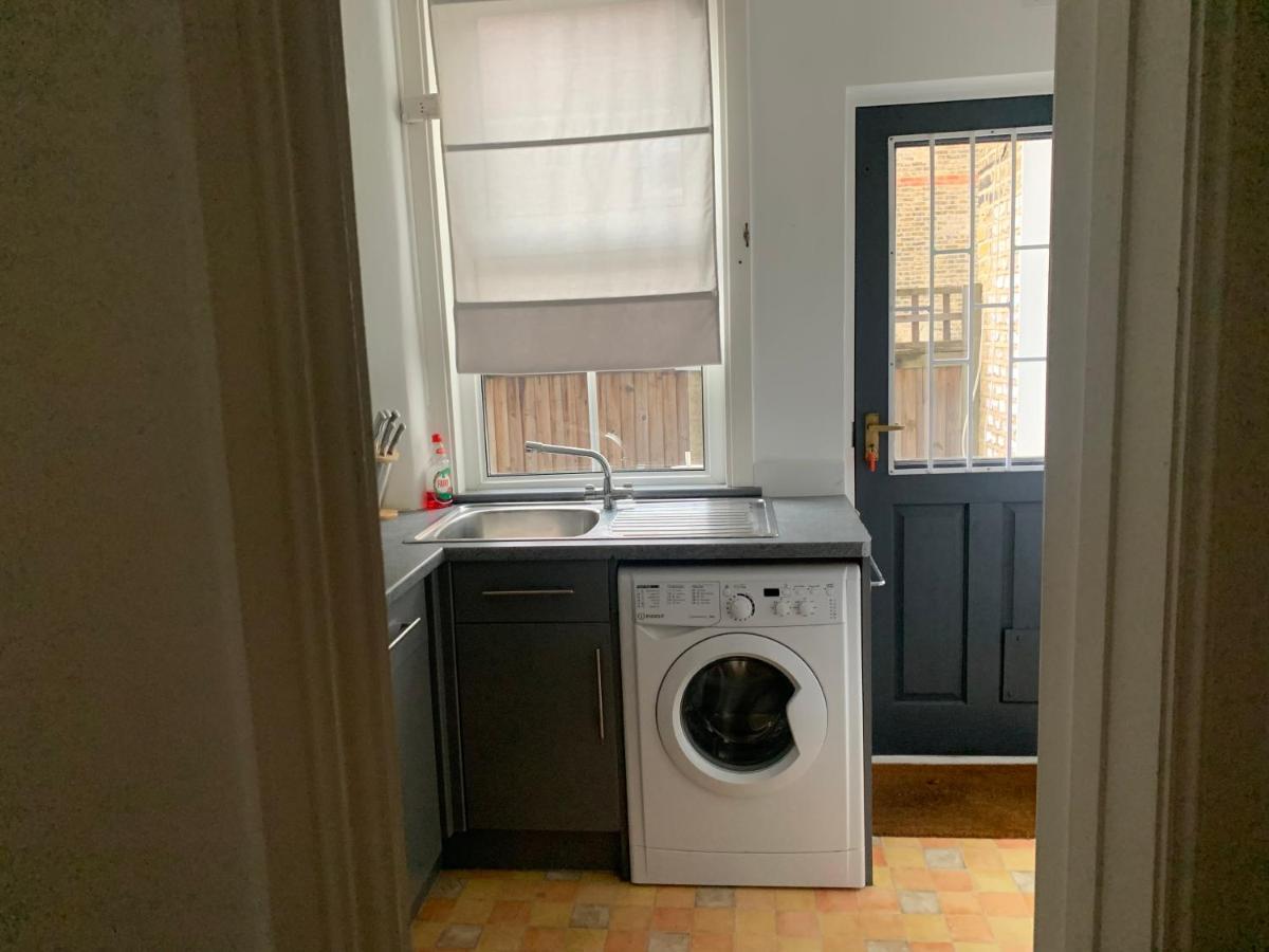 Unique 2 Bedroom Apartment In London/ Excel / Olympic City Close To Central Line Tube Station With Gated Parking Space Exterior foto
